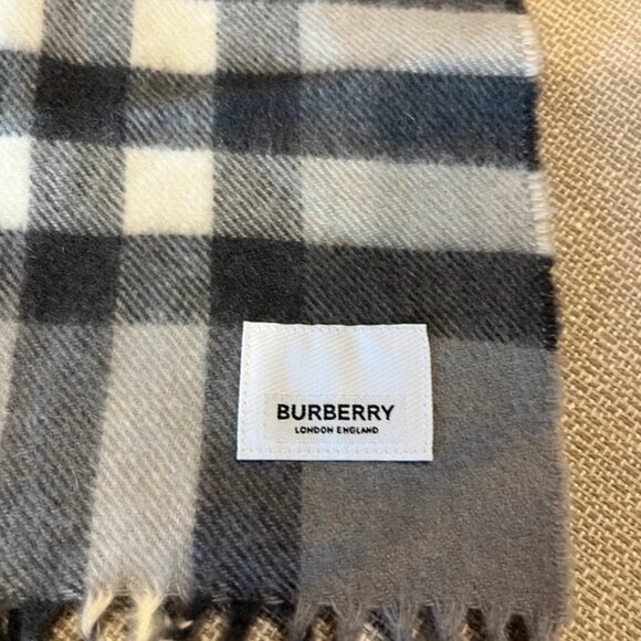 Burberry cashmere scarf - Picture 6 of 7